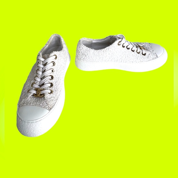 CHANEL 2024 SS CASUAL STYLE PLAIN LOGO LOW-TOP SNEAKERS - Picture 5 of 14